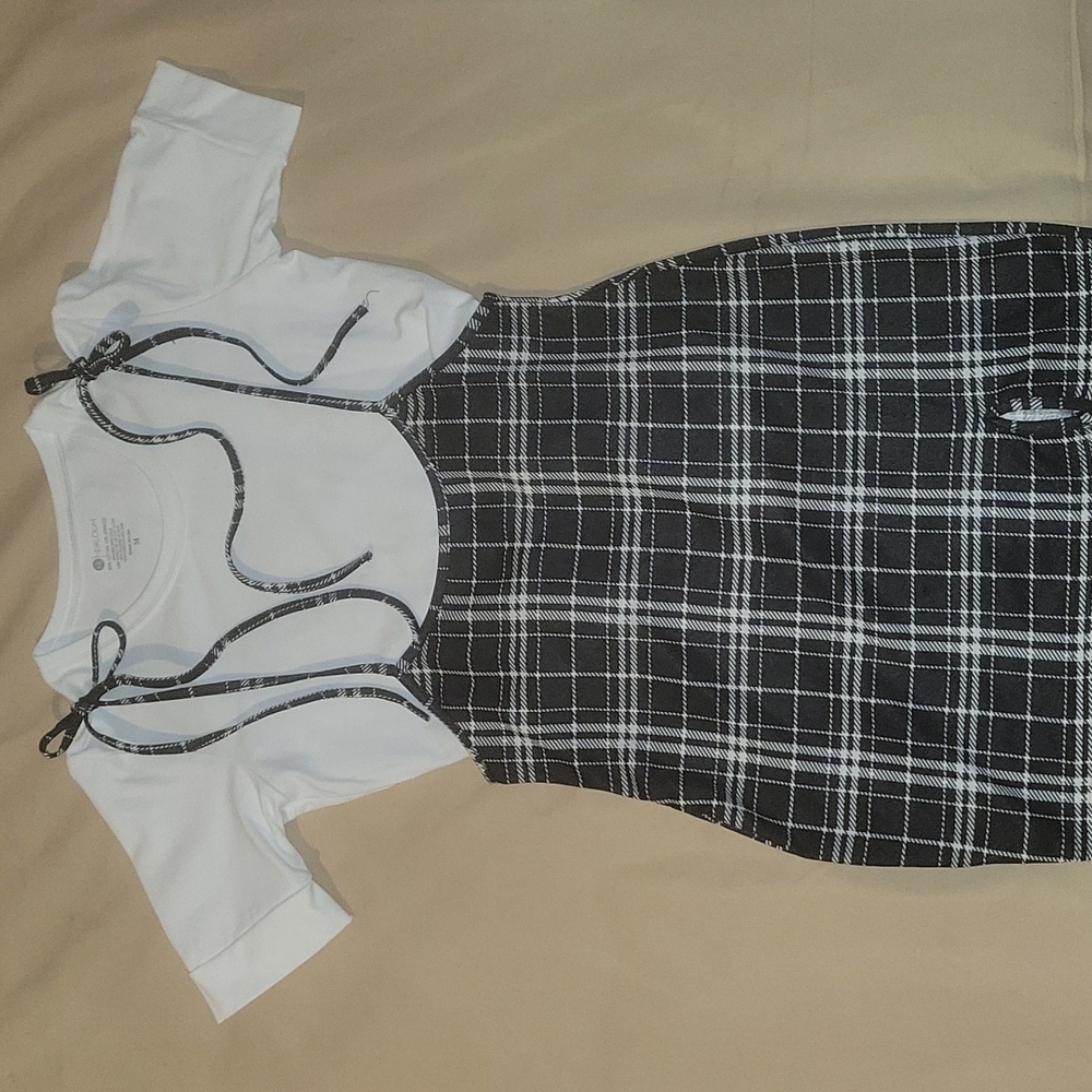 Black and white plaid skirt. (L) - Picture 2 of 10